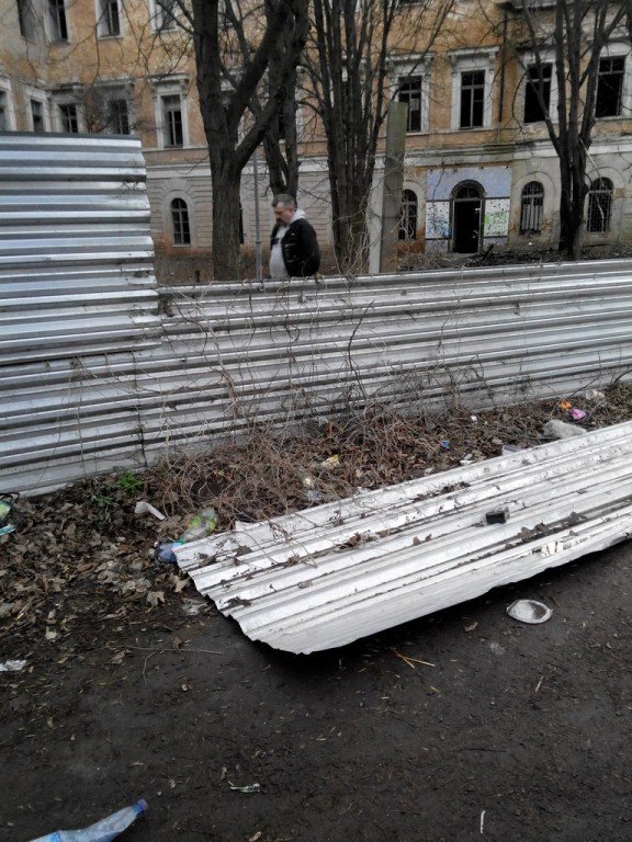 У Полтаві маршрутчики справляють потреби під вікнами студентів 