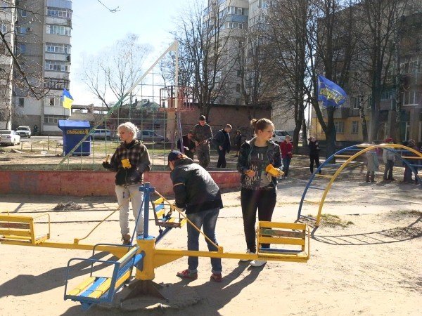 Полтавці самоорганізовуються і облаштовують дитячі майданчики