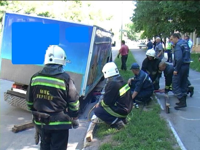 У Полтаві вантажівка застрягла в проваллі дороги (відео)