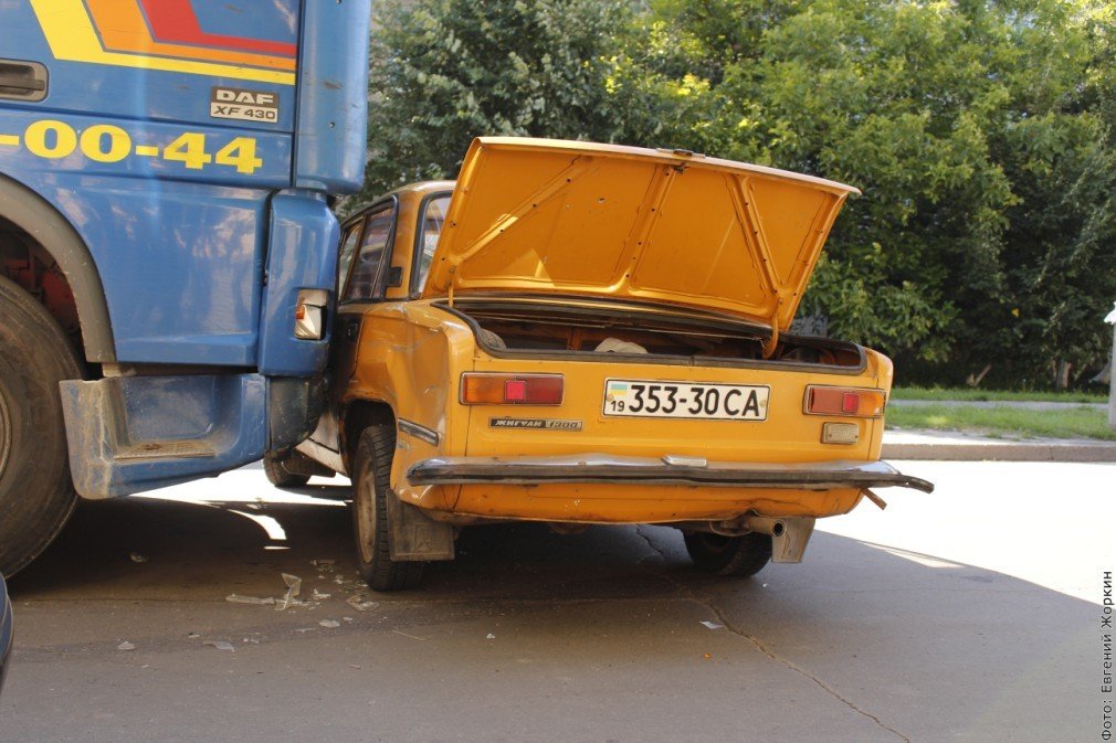 Народна журналістика У Полтаві вантажівка протаранила легковий автомобіль (фото)