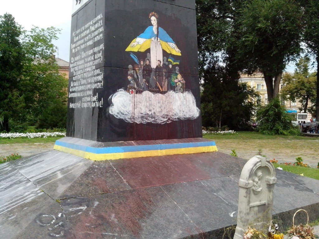 у Полтаві знову обмалювали народний пам’ятник Героям Небесної сотні