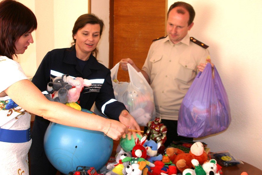 Полтавські рятувальники збирають речі та іграшки для дітей зі Сходу