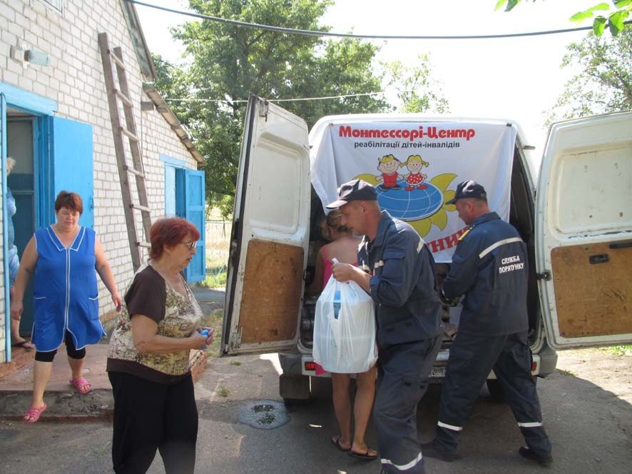 Полтавські рятувальники передали дітям-інвалідам зі Сходу іграшки та продукти