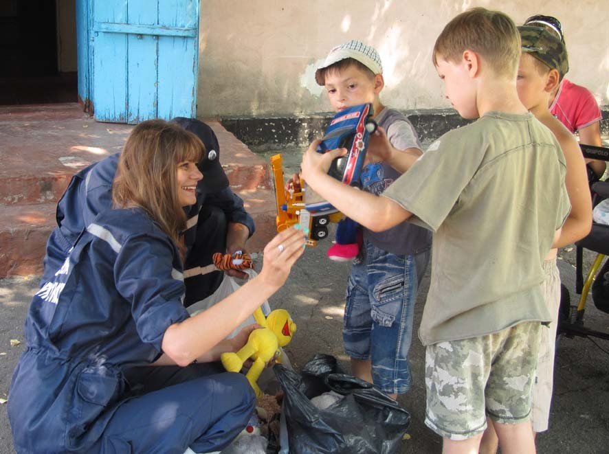 Полтавські рятувальники передали дітям-інвалідам зі Сходу іграшки та продукти