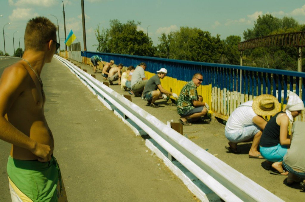 У Гребінці почали фарбувати міст у національні кольори (фото)