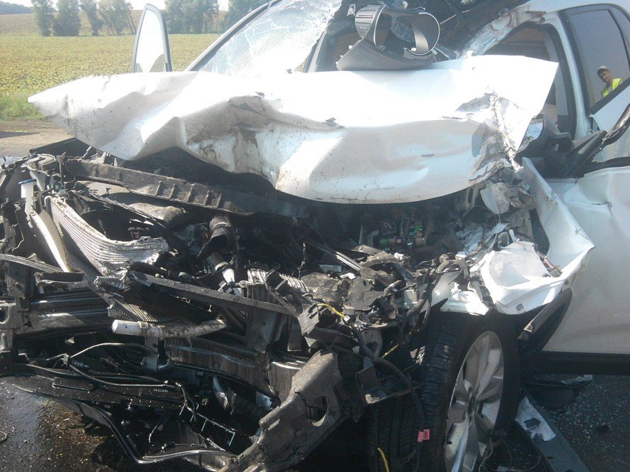 ДТП на Полтавщині: рятувальник діставали водія з понівеченого авто