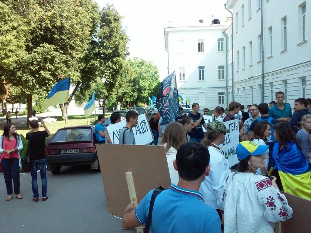 У Полтаві автомайдан звинувачує ректора університету у незаконному звільненні викладача