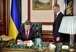 Президент України підписав закон про люстрацію