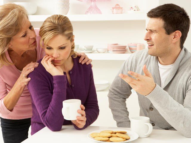 Сімейна психологія: що робити, якщо мама втручається в твоє кохання