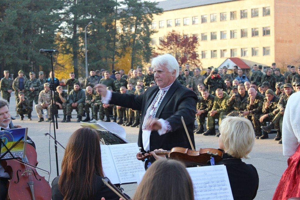 Полтавський симфонічний оркестр з хітами «Queen» виступив перед бійцями АТО 