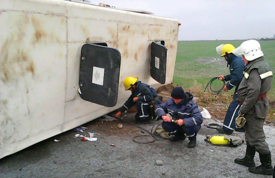 На Полтавщині перекинувся пасажирський автобус: є загиблі та травмовані