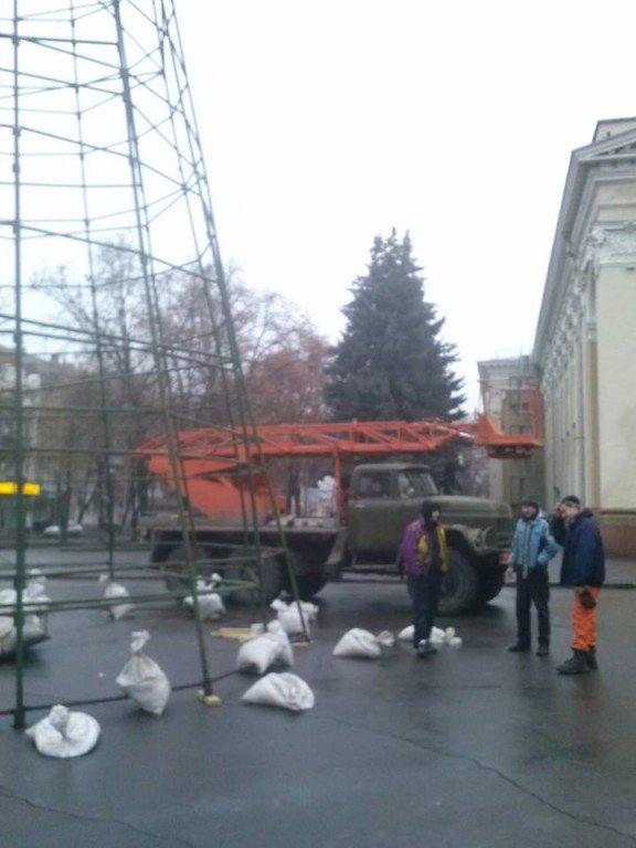 У Полтаві встановляють головну ялинку (фотофакт)