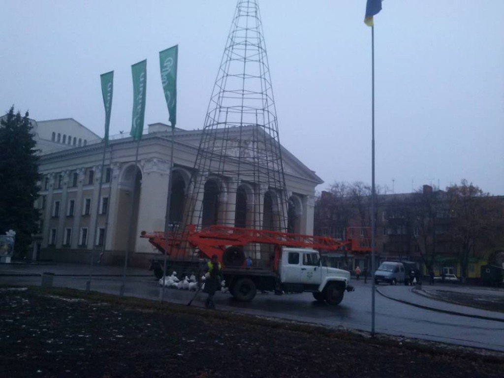 У Полтаві встановляють головну ялинку (фотофакт)