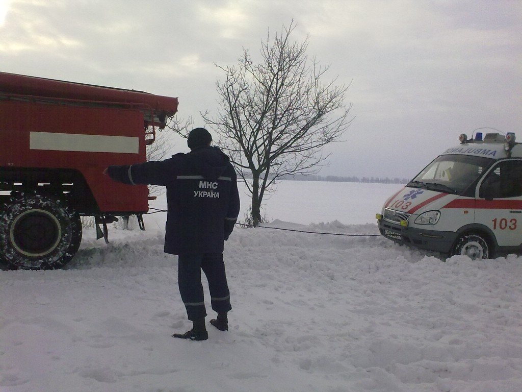 Полтавщину замело: рятували швидку, 38 автомобілів на понад 60 людей