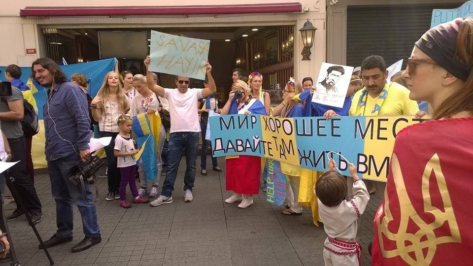 Зі Стамбула – в Україну: українці у Туреччині єднаються задля допомоги військовим