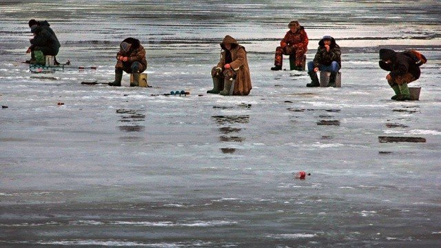 На Полтавщині 9 рибалок всю ніч провели на крижині