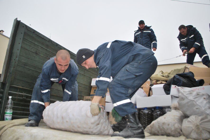 Полтавські рятувальники доставляють гуманітарну допомогу для мешканців Маріуполя