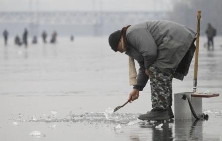 У Полтаві співробітники ДСНС врятували чоловіка, який провалився під кригу на Ворсклі