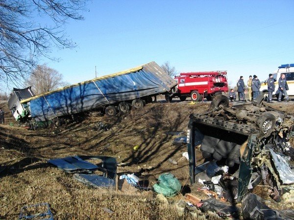З’явилися фото з місця автокатастрофи на Полтавщині, в якій загинули семеро людей