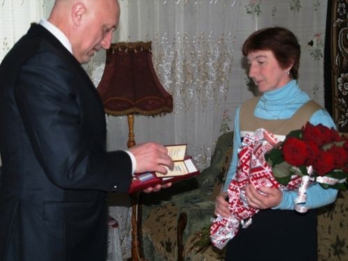 Мама загиблого в АТО бійця з Полтавщини отримала синів орден «За мужність»