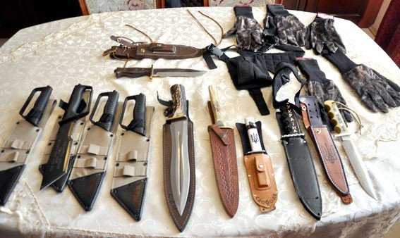 Американець подарував полтавським правоохоронцям авторські ножі