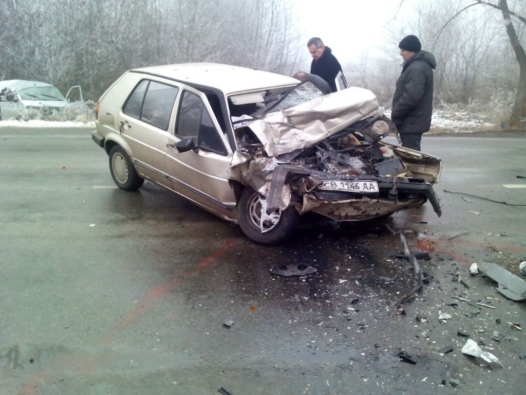 У Лубнах рятувальники витягли водія з понівеченого внаслідок ДТП авто