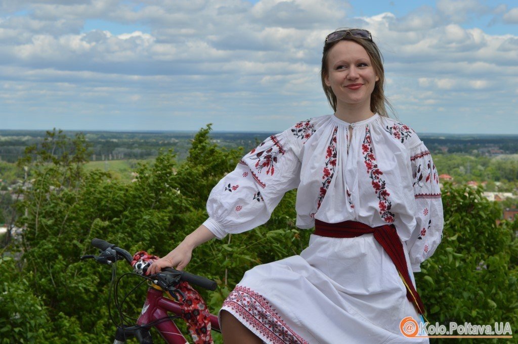 Полтавські дівчата проїхалися у вишиванках на велосипедах