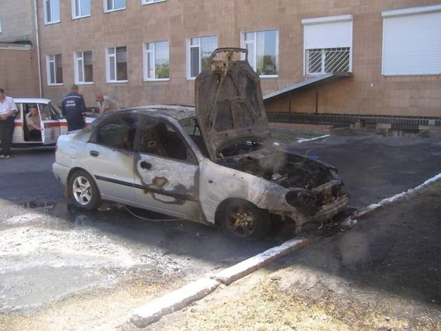 Поки полтавець водив дружину до лікаря, його авто згоріло