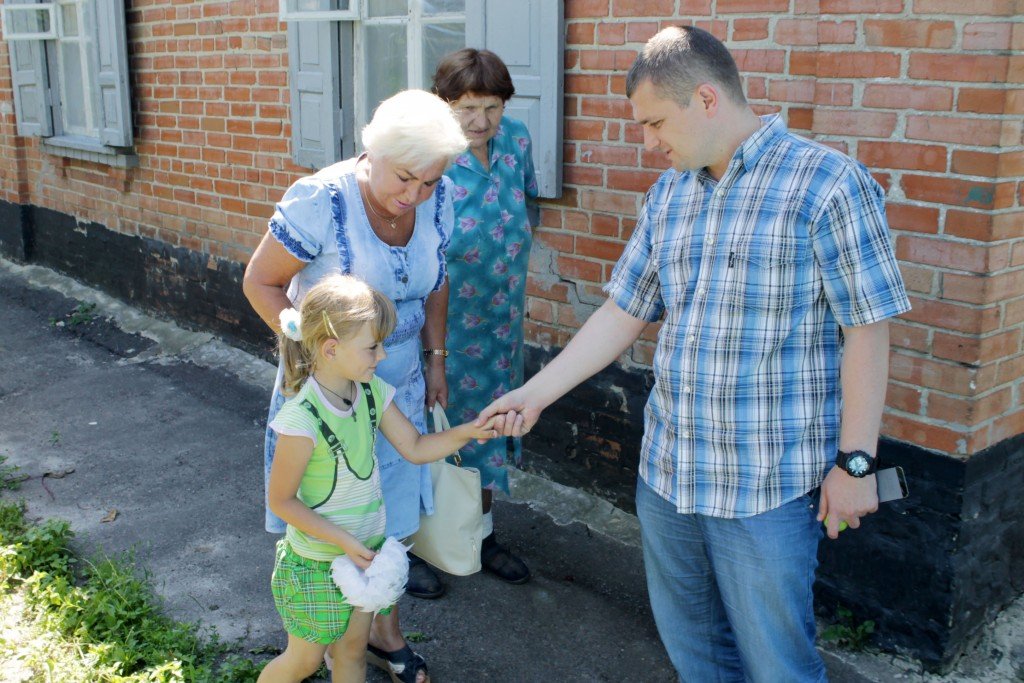 Пенсіонерка з дитиною на руках знайшла підтримку, на жаль, не від держави