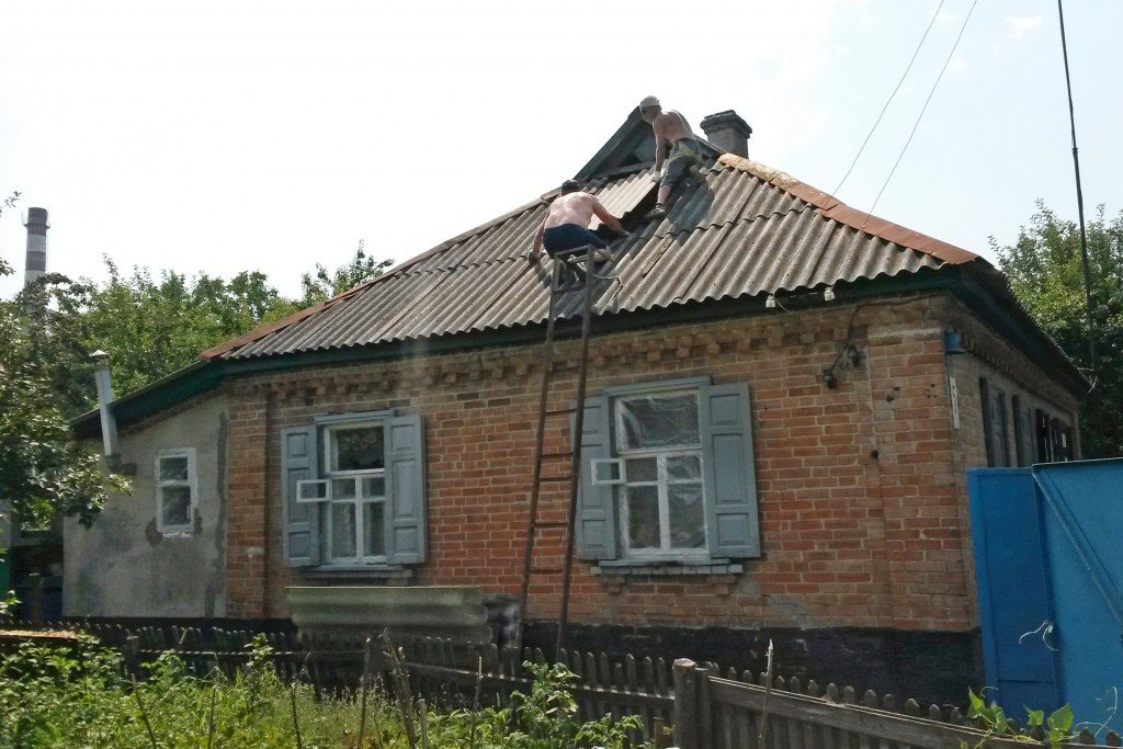 Пенсіонерка з дитиною на руках знайшла підтримку, на жаль, не від держави