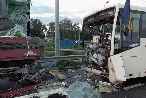 На Полтавщині в ДТП загинула одна людина та травмувалися ще вісім осіб