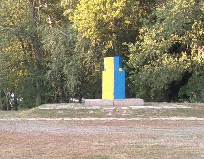У Чутовому екс-пам’ятник Леніну пофарбували у жовто-блакитний