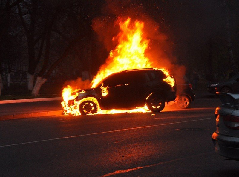 У Кременчуці розшукують особу, що підпалила авто «BMW X5»