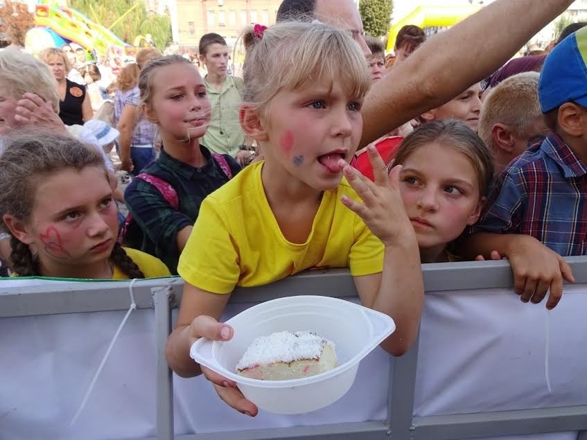 На Полтавщині приготували найбільшу в Україні сирну запіканку