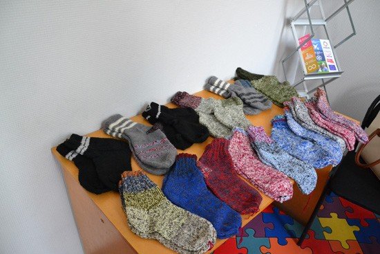 У Лубнах школярі і пенсіонери в’язали шкарпетки бійцям АТО