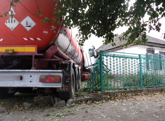 На Полтавщині вантажівка врізалась у житловий будинок