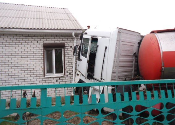 На Полтавщині вантажівка врізалась у житловий будинок