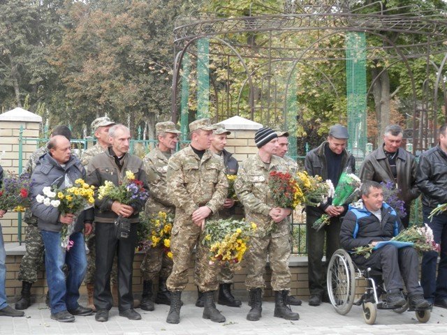 У Глобиному встановили пам ятник захисникам України