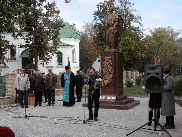 У Глобиному встановили пам ятник захисникам України