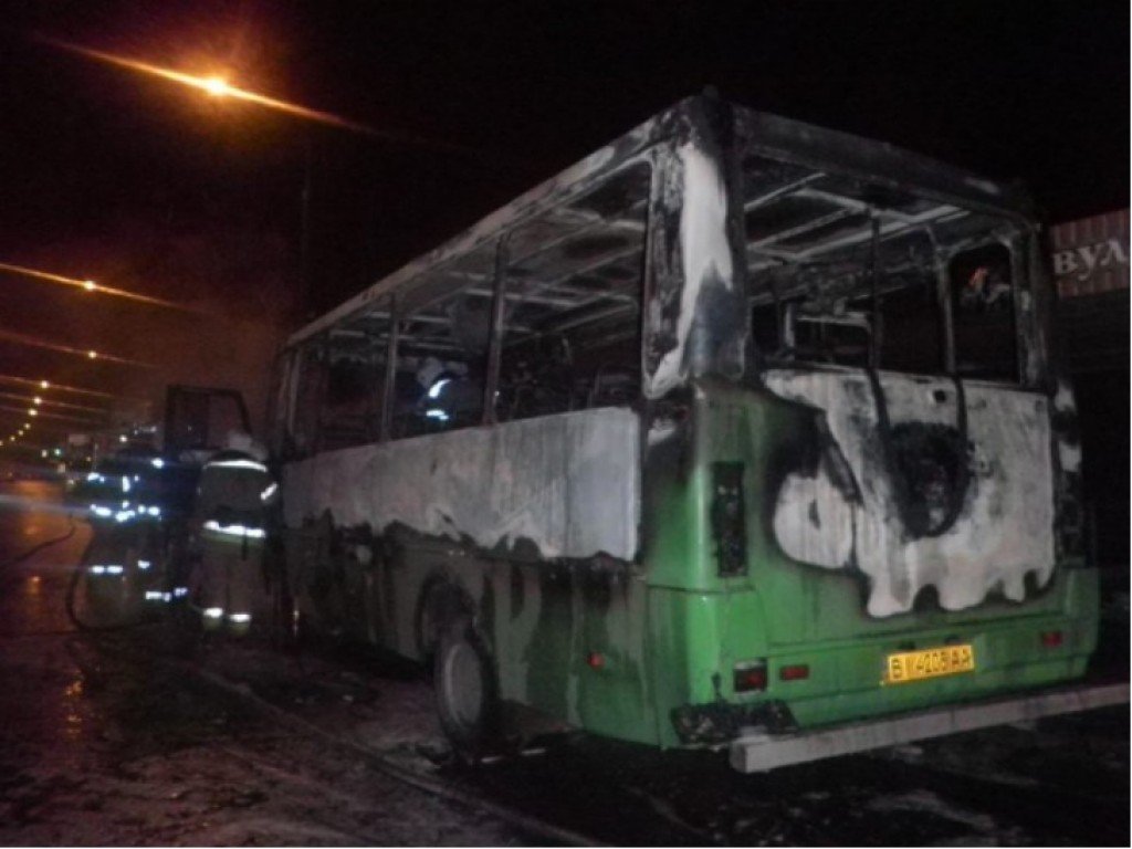 У Полтаві невідома спалила автобус