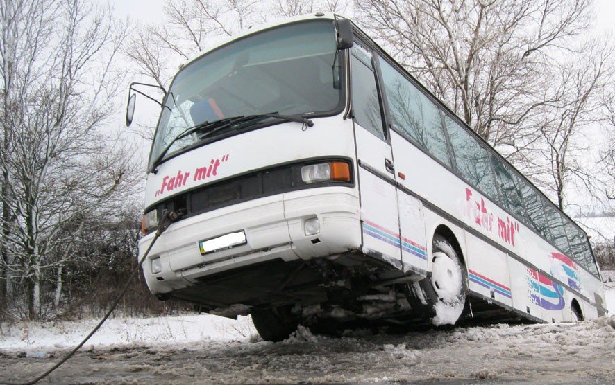 У Полтаві через негоду пасажирський автобус занесло в кювет