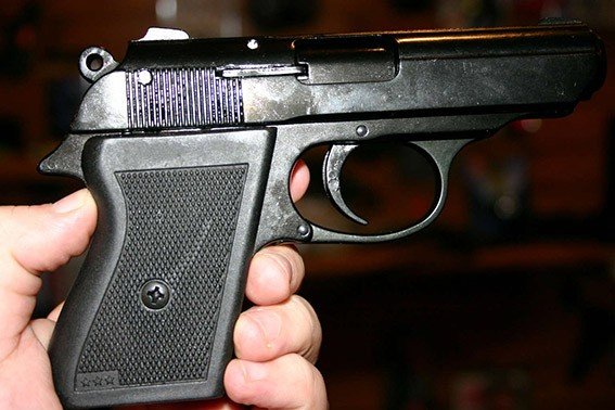 У Полтаві під час затримання порушників в кафе поліцейські вилучили пістолет