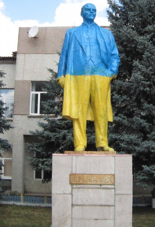 В одному з міст Полтавщини за вечір демонтували два пам’ятника Леніну
