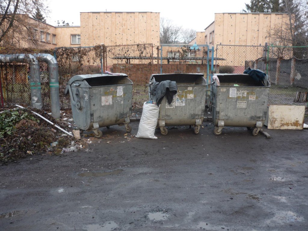 З провулку Інтернаціональний у Полтаві комунальники не вивозять сміття