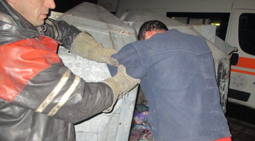 На Полтавщині рятувальники визволяли безхатченка із зачиненого сміттєбака