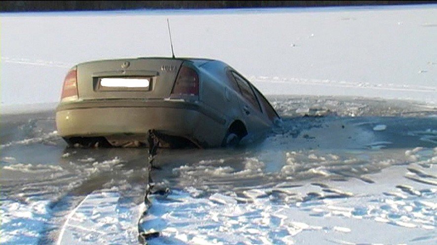 У Полтаві водій на «Scoda Octavia» поїхав по замерзлій Ворсклі й провалився (відео)