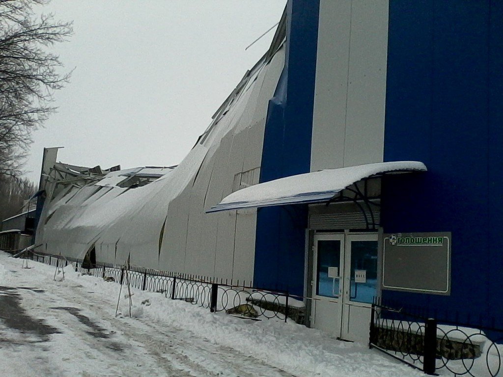 У Полтаві завалився спортивний комплекс (фото)