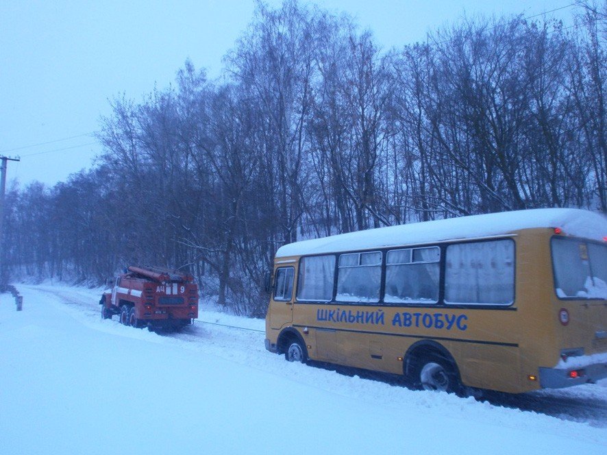 На Полтавщині у сніговому заметі застряг автобус зі школярами