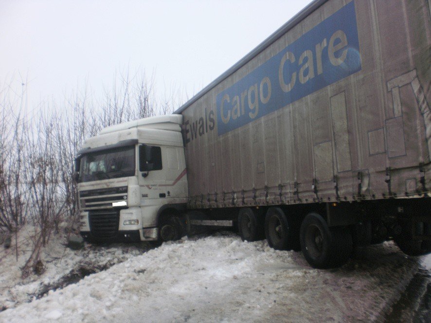 На Полтавщині негода «загнала» вантажівку у кювет