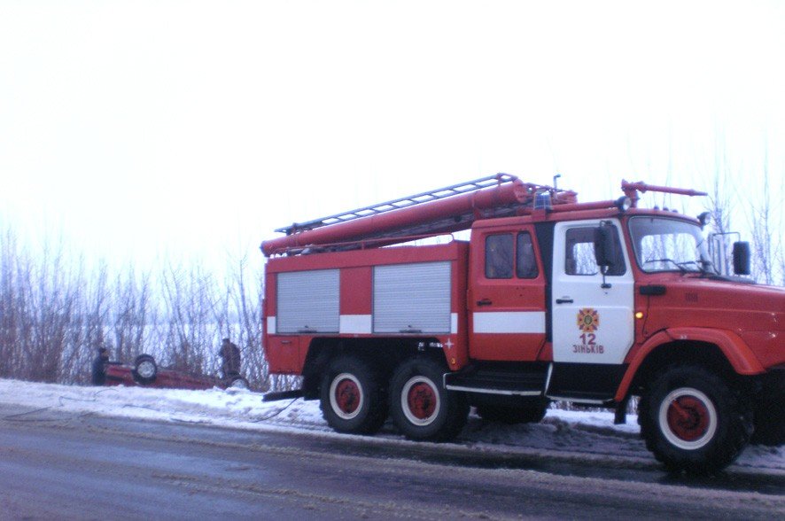 На Полтавщині автомобіль через негоду потрапив у кювет